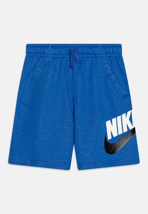 Niebieskie szorty Nike z elastycznym pasem ze sznurkiem, dwoma bocznymi kieszeniami oraz dużym białym logo z czarnym akcentem z boku. Wykonane z miękkiego materiału.