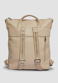 Beżowy plecak skórzany o teksturowanym wykończeniu, z dwoma uchwytami u góry, regulowanymi szelkami i zamykaną na zamek kieszenią z przodu. Srebrne akcenty metalowe.
