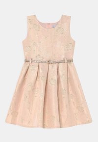 Růžové bezramínkové šaty s texturovaným květinovým vzorem a jemnými zlatými akcenty, doplněné kovovým opaskem a rozšířeným sukní.