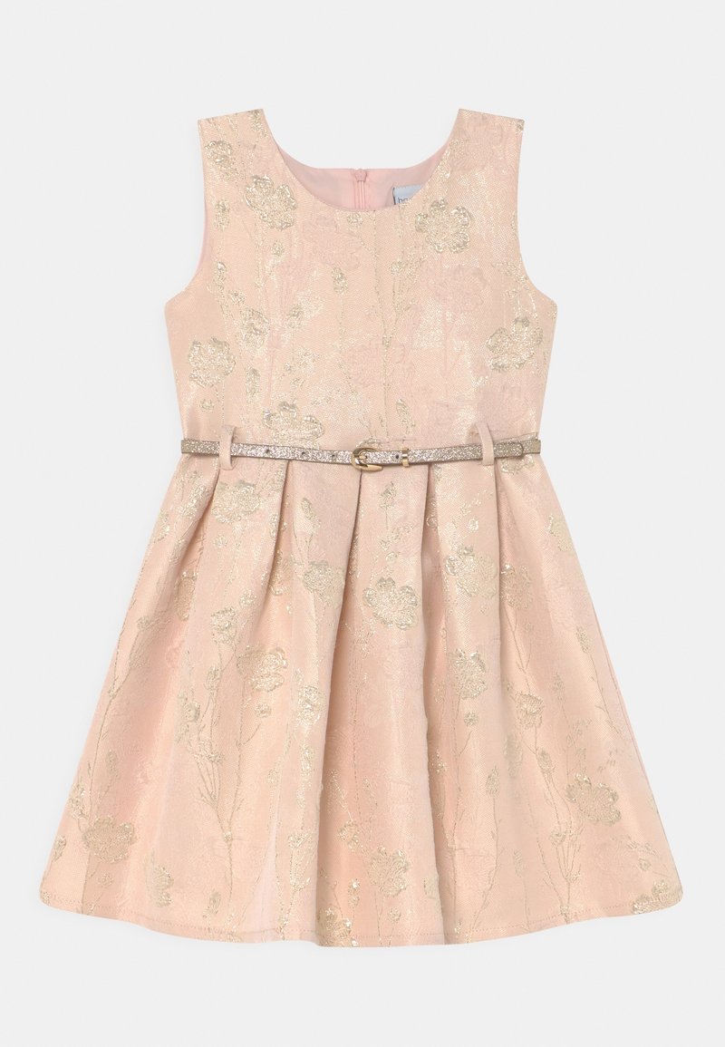 Růžové bezramínkové šaty s texturovaným květinovým vzorem a jemnými zlatými akcenty, doplněné kovovým opaskem a rozšířeným sukní.