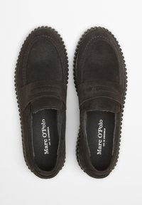 Donkergrijze suède loafers met een mocassindesign, voorzien van een gestikte band en een textuurrubberen zool. Voering aan de binnenkant met zichtbare merkopdruk.