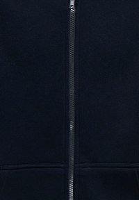 Marineblå zip-up hættetrøje lavet af blødt bomuldsblanding, med en fuldlængde lynlås, kengurutaske og ribkantede manchetter og kant.