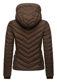 Brązowa puchowa kurtka z wzorem w zygzak, kapturem i prążkowanymi mankietami. Pikowana tekstura oraz dopasowany krój. Na boku znajduje się małe logo marki.