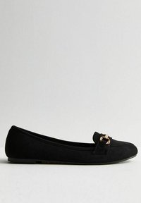 Zwarte suède ballerina's met een ronde neus, voorzien van een decoratieve gouden gesp op de bovenkant en een gladde rubberen zool.