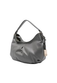 Borsa a spalla in pelle grigia con silhouette curva, texture morbida e una sola tracolla. Presenta un piccolo tag metallico e dettagli di arricciatura discreti.