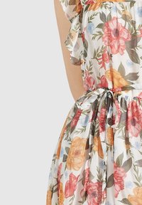 Blumenkleid mit rüschenshort Ärmeln und einem gebundenen Taillengürtel, das große orange, pinke und blaue Blumen mit grünen Blättern auf weißem Stoff zeigt.