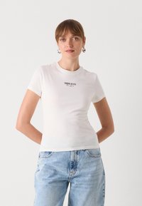 Tommy Jeans SLIM ESSENTIAL LOGO TEE - Basic T-shirt - ecru