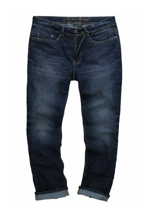 Jeans de mezclilla azul oscuro con un acabado desgastado. Presenta un cierre de cremallera, pasadores para cinturón y puños enrollados. Cinco bolsillos con detalles de costura clara.