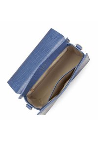 Sac à main en cuir embossé crocodile bleu, vue ouverte révélant un intérieur beige avec une poche zippée et deux compartiments à glissière. Accents en métal doré.