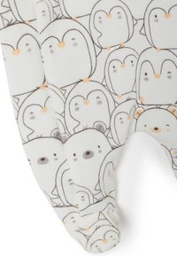 Tejido blanco con un patrón de pingüinos y osos polares en tonos grises y durazno suave. El tejido parece suave con una textura mullida.