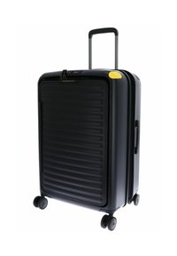Valise rigide noire avec texture nervurée, deux roues à roulement lisse, une poignée télescopique et un bouton d'accent jaune sur le dessus.
