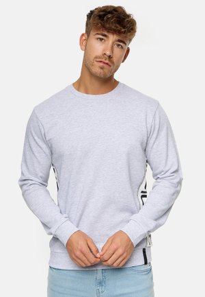 Lichtgrijze sweatshirt met lange mouwen, ronde hals, ribgebreide manchetten en een zijlogo-detail. Glad materiaal met een zachte textuur.