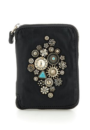 Portafoglio in pelle nero con cerniera, decorato con borchie metalliche assortite e accenti di pietra turchese disposti in motivi floreali e circolari.