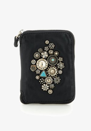 Portafoglio in pelle nero con cerniera, decorato con borchie metalliche assortite e accenti di pietra turchese disposti in motivi floreali e circolari.