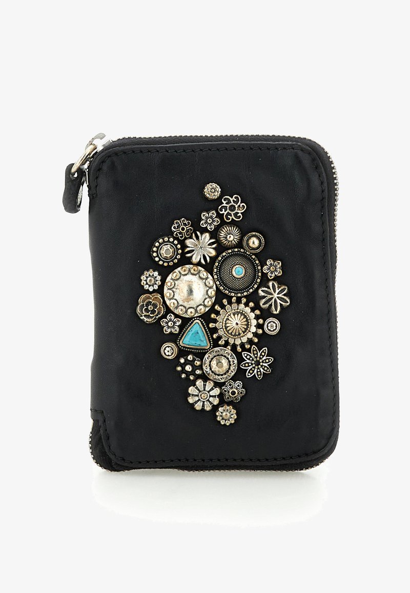 Portafoglio in pelle nero con cerniera, decorato con borchie metalliche assortite e accenti di pietra turchese disposti in motivi floreali e circolari.