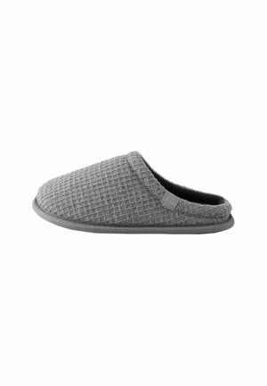 Ein grauer Slip-On-Hausschuh mit strukturiertem Stoffoberteil und weicher Innenfütterung, isoliert auf weißem Hintergrund.