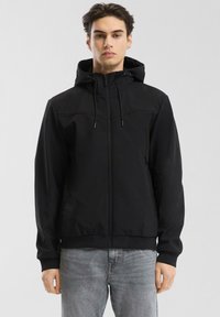 Must tartan kapuutsiga must zip-up dress, sile kangas ja küljetaskud. Omab lihtsat, minimalistlikku disaini ja sobivat ristlusjoont.