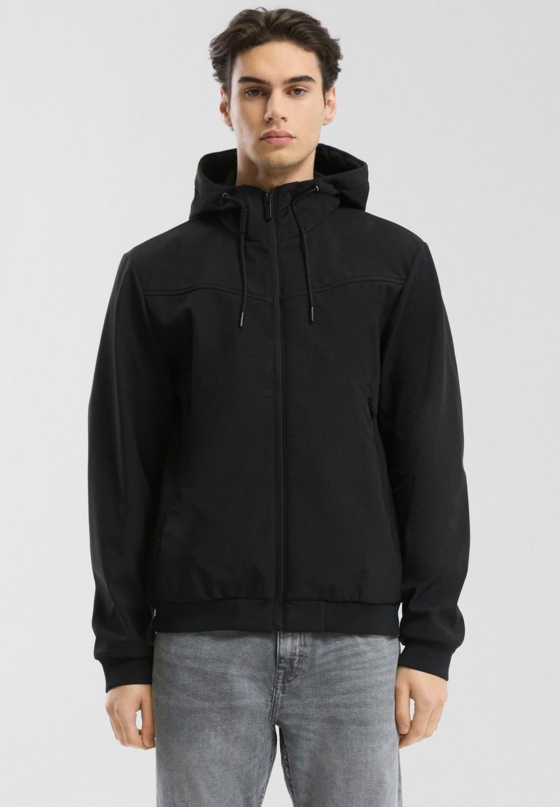 Must tartan kapuutsiga must zip-up dress, sile kangas ja küljetaskud. Omab lihtsat, minimalistlikku disaini ja sobivat ristlusjoont.