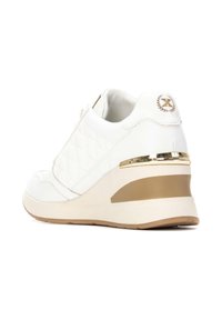 Zapatillas deportivas blancas con cuña, textura acolchada, acento dorado en el talón y suela de goma. Presentan un acabado liso y cierre de cremallera.