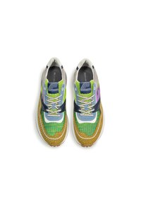 Sneaker colorati con un mix di materiali in mesh e suede. Presentano dettagli in blu, verde, viola e giallo; suola testurizzata e collo imbottito.