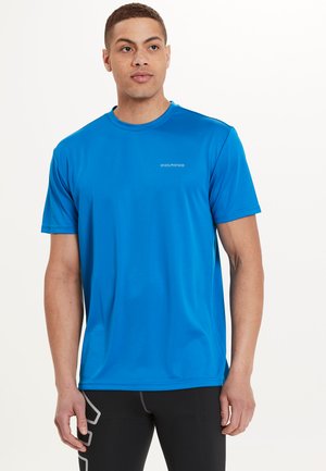 Blauw sport t-shirt met korte mouwen, ronde hals en een gladde textuur; heeft een klein "ENDURANCE" logo op de borst.