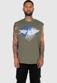 MJ Gonzales HIGHER THAN HEAVEN V.4 SLEEVELESS TEE - Felső - olive