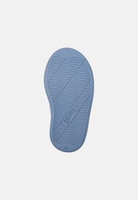 Modrá gumová podrážka boty s texturovanými drážkami a centrálním logem "Camper". Design je ergonomický, zvyšuje přilnavost a komfort.