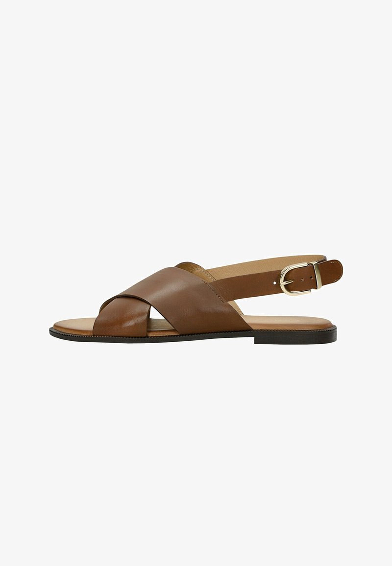 Sandalo in pelle marrone con cinturini incrociati, punta aperta, cinturino posteriore con fibbia metallica e suola nera piatta.