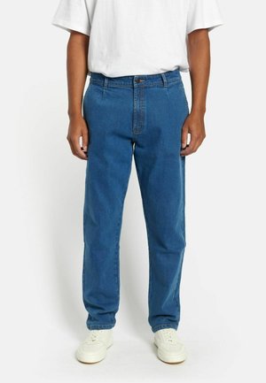 Modre jeans hlače s ravno krojem, z zankami za pas in gumbom za zapiranje. Imajo gladko teksturo in kontrastne šive.