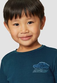 Donkerblauwe longsleeve shirt met geribbeld patroon, voorzien van een lichtblauwe politieauto graphic en de tekst "UNSTOPPABLE DRIVE" op de borst.