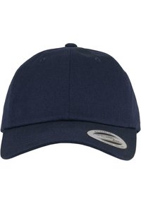 Gorra de béisbol de algodón azul marino con visera curva, seis orificios de ventilación y una etiqueta de logo metálica en la parte frontal. Textura suave, diseño tradicional.