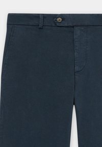 Námořnické modré kalhoty se zapínáním na knoflík a zip vpředu, s poutky na opasek a postranními kapsami.