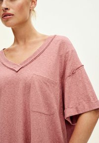 Next V-NECK LOOSE FIT - Pamata T-krekls - rose pink