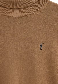 Brauner gestrickter Rollkragenpullover mit geripptem Kragen und Bündchen. Verfügt über ein kleines schwarzes gesticktes Logo einer Figur, die Polo spielt.