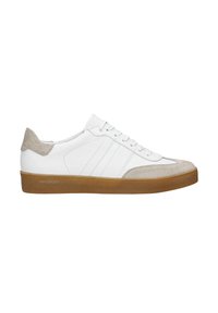 Sneaker in pelle bianca con accentuazione in suede grigia sul tallone, tre strisce bianche laterali e suola in gomma naturale.
