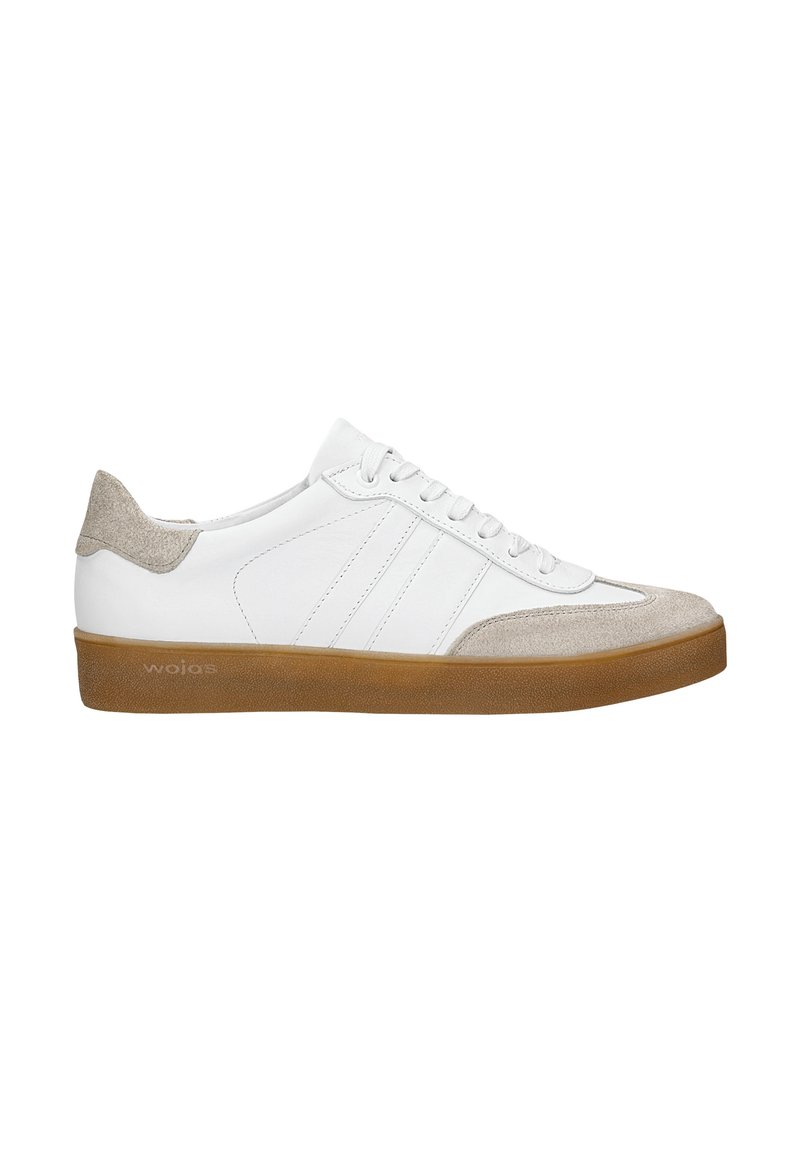 Sneaker in pelle bianca con accentuazione in suede grigia sul tallone, tre strisce bianche laterali e suola in gomma naturale.