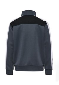 Szara kurtka sportowa z wysokim kołnierzem, czarną siateczkową wstawką z tyłu i białymi paskami po bokach. Ma elastyczne mankiety i dół.