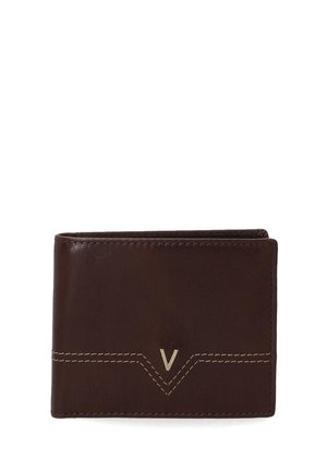 Brauner Leder Geldbeutel mit einer strukturierten Oberfläche, ausgestattet mit einem genähten Design und einem goldfarbenen „V“-Emblem auf der Vorderseite. Gefaltet im Bi-Fold-Stil.