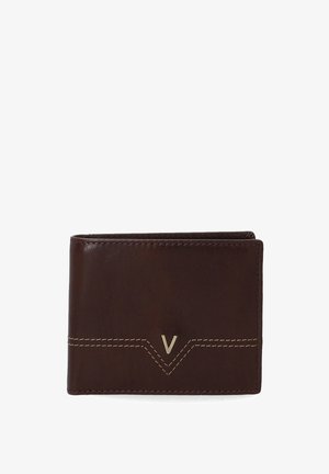 Brązowy skórzany portfel o teksturowanym wykończeniu, z przeszywanym wzorem i złotym emblematem w kształcie "V" z przodu. Składany, w stylu bi-fold.