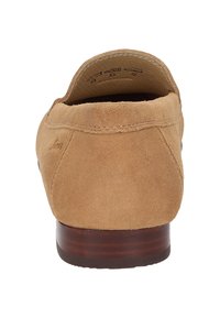 Beige Wildleder Slipper mit abgerundeter Zehenpartie, strukturiertem Obermaterial, kontrastierendem braunem Holzabsatz und einfachen Nähten entlang der Kanten.