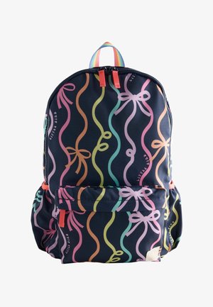 Sac à dos bleu marine avec des lignes ondulées multicolores et des motifs de nœuds, poignée arc-en-ciel et poche avant zippée avec tirettes rouges.