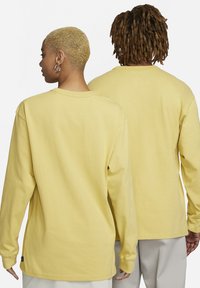 Nike Sportswear SPORTSWEAR PREMIUM ESSENTIALS - Top s dlhým rukávom - saturn gold