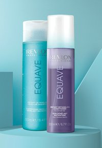 Revlon Professional Equave instant detangler micellaire shampoo in turquoise fles, 250 ml, naast paarse conditioner, 200 ml.