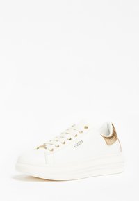 Weiße Sneaker mit goldenen Akzenten, glattem Material, runder Zehenpartie und strukturiertem goldenen Fersenbereich. Verfügt über goldene Ösen und ein Markenlogo an der Seite.