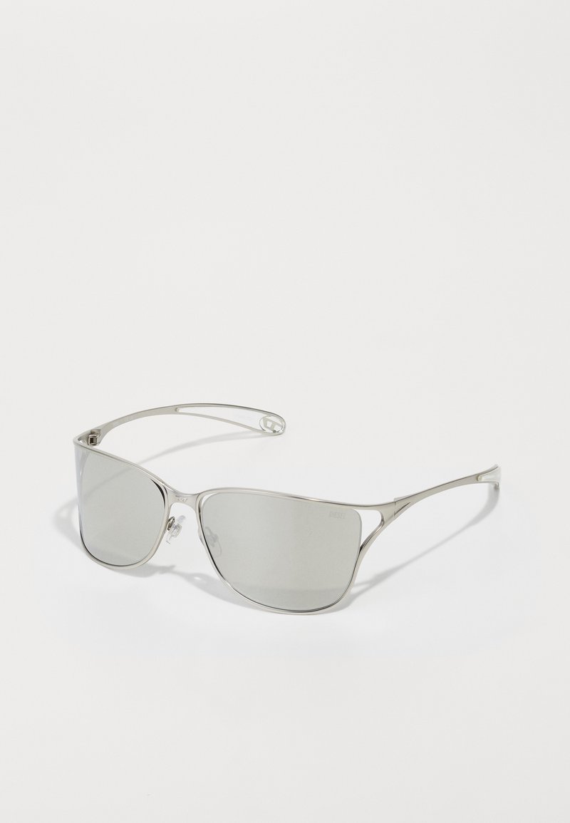 Occhiali da sole in metallo argentato con lenti grigie, caratterizzati da un design elegante e angolare e bracci sottili. Nessun motivo o accentuazione visibile.