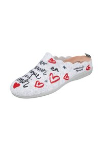 Zapato gris de tela tipo slip-on con bordes festoneados, corazones rojos, texto en negro y plantilla acolchada color marrón claro.