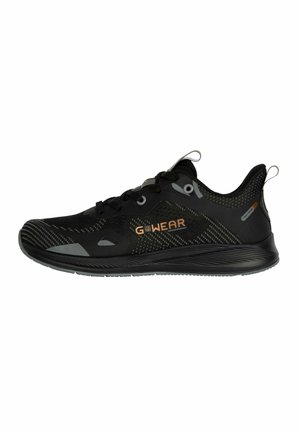 Botte de sport noire avec une tige en maille texturée, accents gris et détails réfléchissants. Dispose d'une semelle rembourrée et d'un logo orange.