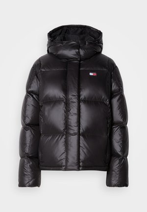 Černá péřová bunda s kapucí, prošívaný design, lesklá textura a malé logo na horním levém prsu. Má přední zip.