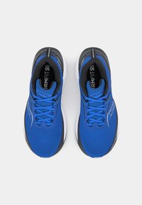 Scarpe atletiche blu con tomaia in rete, dettagli neri e suola bianca. Presentano lacci piatti e un logo sul lato.