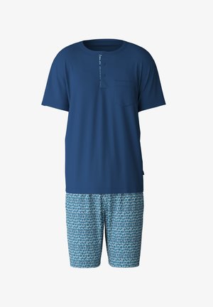 T-shirt blu navy a maniche corte con tasca e dettagli con bottoni abbinato a pantaloni corti a fantasia blu con un motivo a diamante.